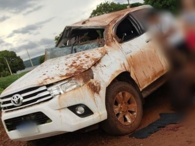 Viatura da Polícia Federal capota no interior de Guaíra e policial fica ferido