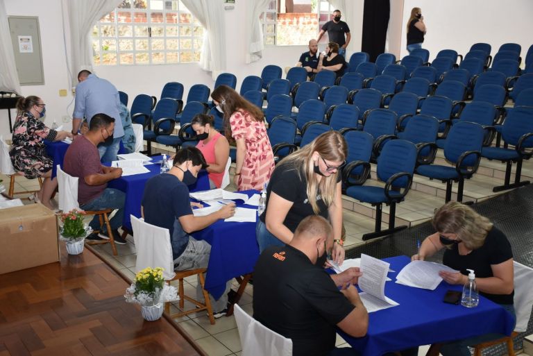 Trinta e uma famílias de Quatro Pontes assinam contrato e vão realizar sonho da casa própria