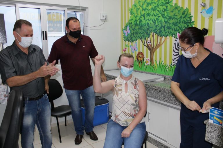 Profissionais na linha de frente da saúde são os primeiros a serem vacinados contra a Covid-19 em Mercedes