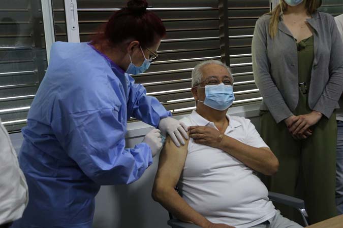 Médico santa-helenense é o primeiro a receber a imunização contra a Covid-19