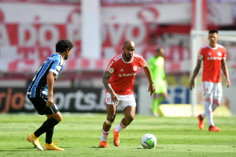 Inter vira sobre o Grêmio, quebra invencibilidade e abre vantagem na liderança do Brasileirão