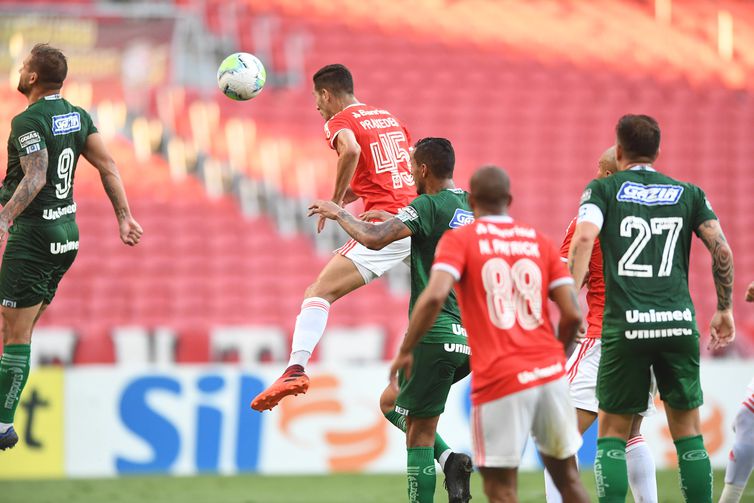 Internacional vence a quinta seguida e encosta no líder São Paulo