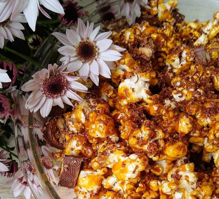 Pipoca salgada com gengibre fresco e especiarias e pipoca com Twix e caramelo