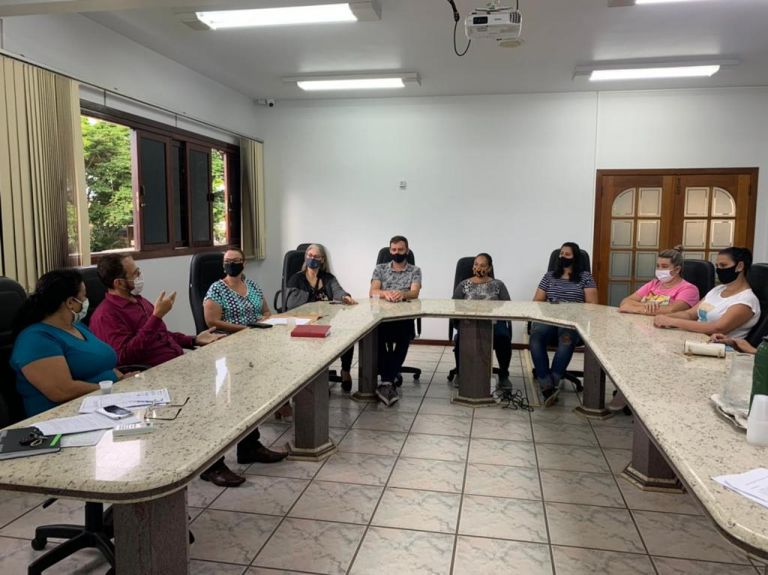 Controle populacional de cães e gatos é pauta de reunião em Quatro Pontes