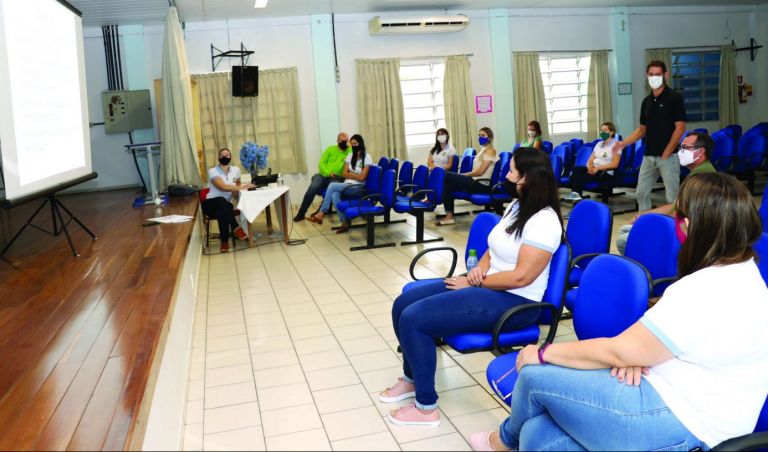 Diretrizes para início do ano letivo são apresentadas em Pato Bragado