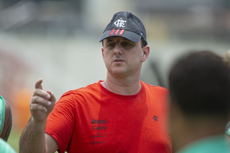 Mantido, mas pressionado: Rogério Ceni retoma trabalho no Flamengo sob análise de lupa