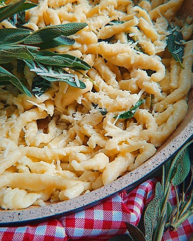 Spätzle com sálvia