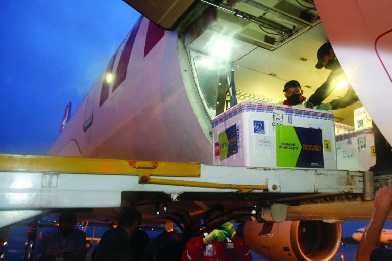 Vacinas contra a Covid-19 começam a ser distribuídas hoje aos municípios do Paraná