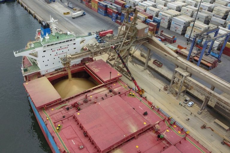 Porto bate recorde e faz maior embarque de farelo de soja em um único navio