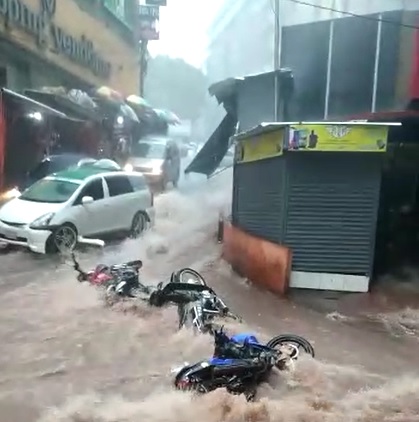 Carros e motos são arrastados em enxurrada que atingiu Foz do Iguaçu e Ciudad del Este