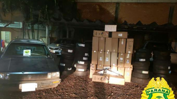 Após denúncia, PM faz apreensão de cigarros, pneus e espingardas em Marechal Rondon