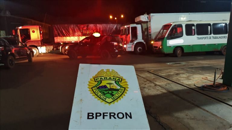BPFron apreende caminhões e micro-ônibus com cigarros contrabandeados em Entre Rios do Oeste