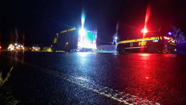 Três pessoas ficam feridas em capotamento na BR-467