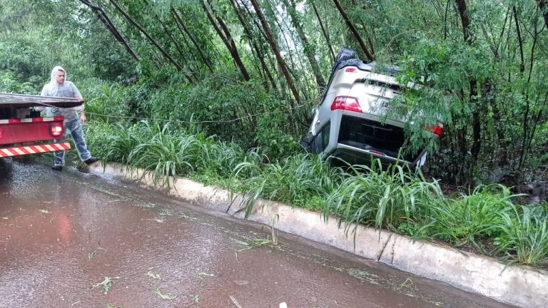 Caminhonete capota na BR-163 em Mercedes