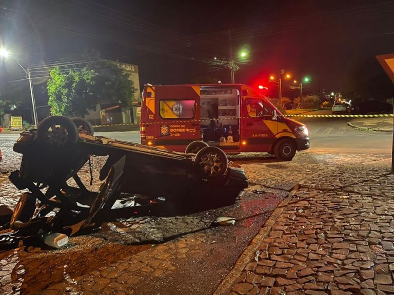 Carro capota várias vezes e motorista e passageiro saem andando do veículo em Medianeira