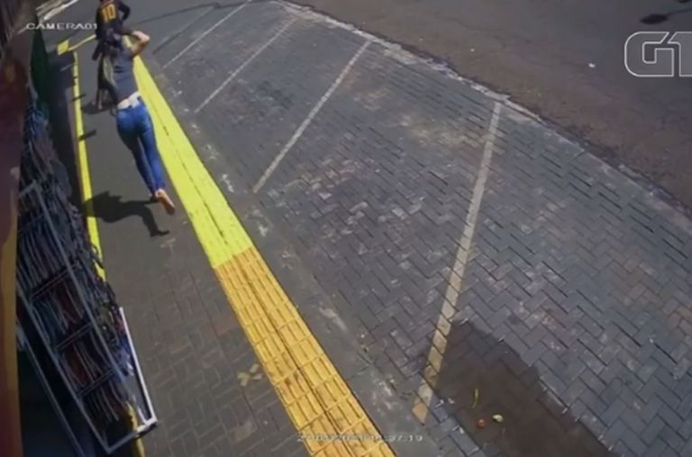 Mulher recupera celular após dar chinelada em suspeito