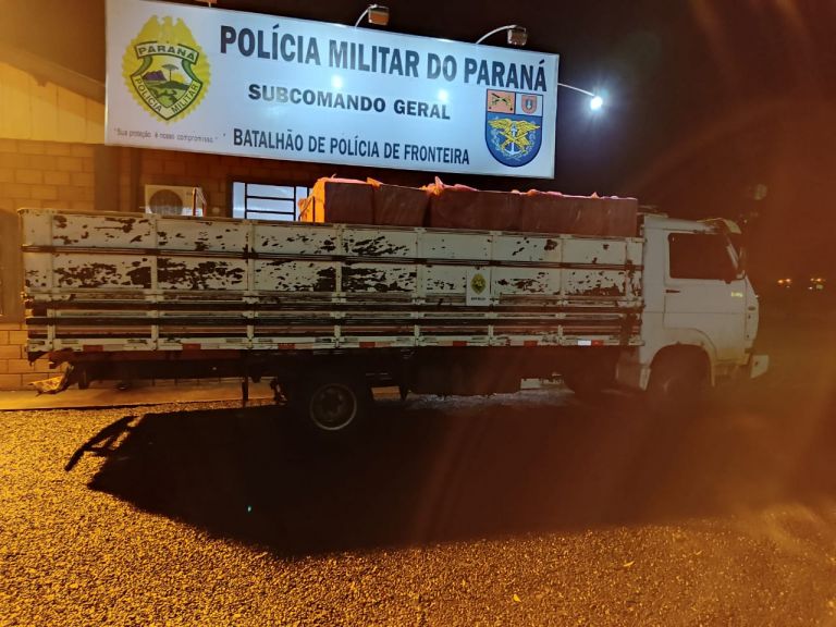 BPFron apreende caminhão com cigarros contrabandeados durante Operação Hórus em Entre Rios do Oeste