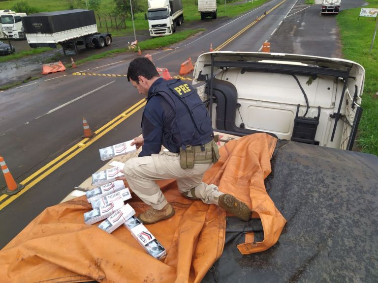 PRF de Guaíra realiza duas grandes apreensões de cigarros e recupera caminhões roubados