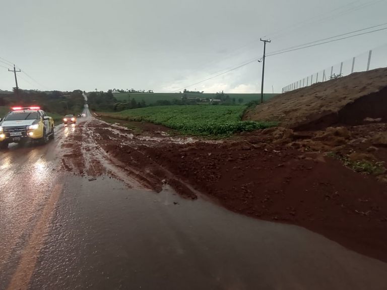 Deslizamento de terra provoca acidente na rodovia Novo Sarandi a Nova Santa Rosa