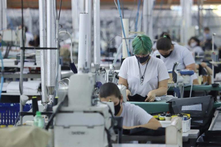 Produção industrial fecha 2020 com queda de 4,5%, aponta IBGE