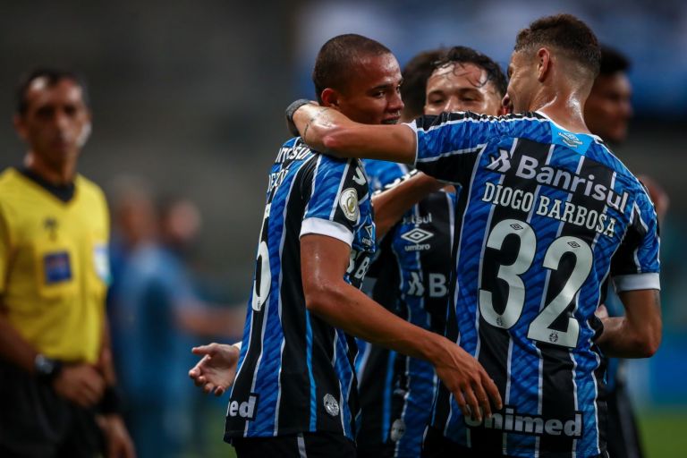 Em casa, Grêmio ganha do Bahia e entra no G-4 do Brasileirão