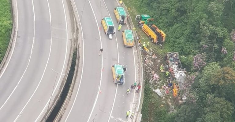 Acidente com ônibus deixa 18 mortos e mais de 20 feridos em Guaratuba