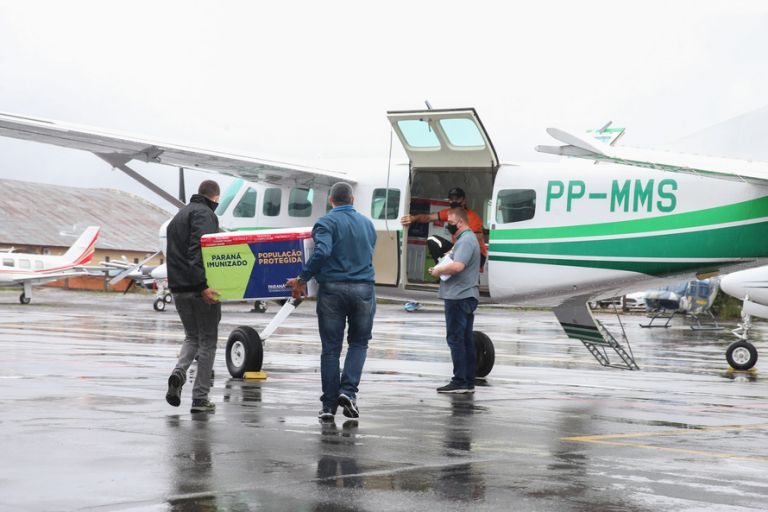 Governo começa a distribuir vacinas no interior do Paraná