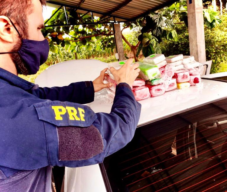 PRF apreende maconha oculta em veículo ocupado por casal e bebê de dois meses