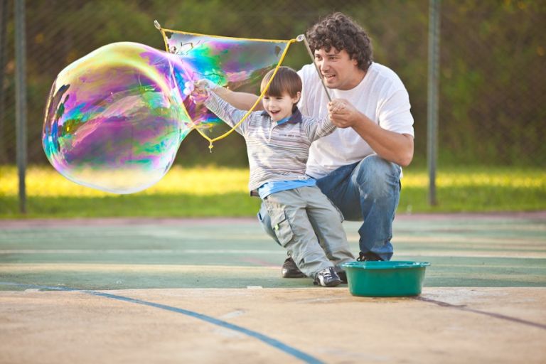 No Oeste do Paraná, bolhas de sabão salvam pequena empresa da crise do coronavírus