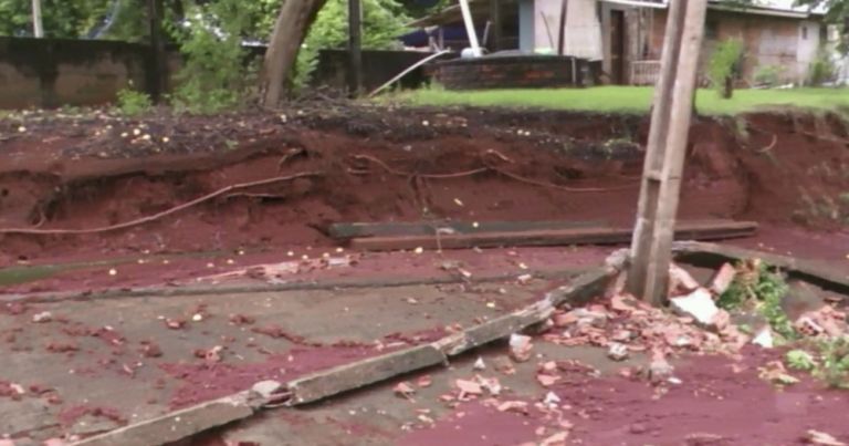 Chuva alaga bairros e destrói muros de casas em Foz do Iguaçu