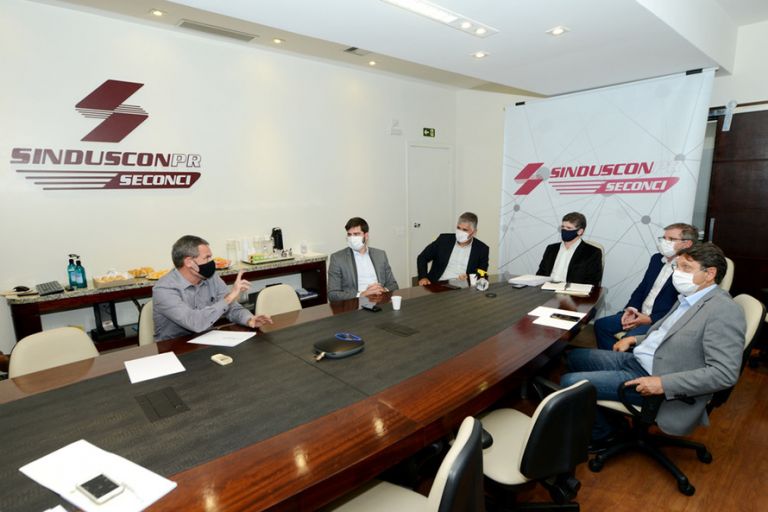 Estado alinha parceria com construtoras para obras de casas populares