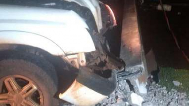 Parte da cidade de Maripá fica sem energia depois de S10 bater e derrubar poste