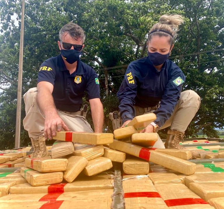 PRF e PF interceptam maconha escondida no teto de caminhão-baú