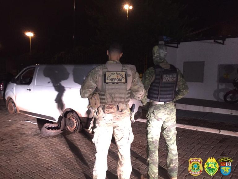 PF e BPFron interceptam carregamento de cigarros contrabandeados