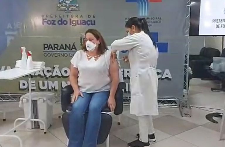 Enfermeira da UTI Covid-19 do Hospital Municipal é a primeira pessoa vacinada em Foz do Iguaçu