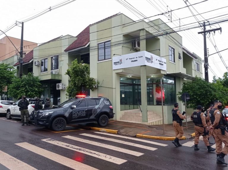 Veículo escoltado com vacinas da Covid-19 segue em direção a Marechal Rondon