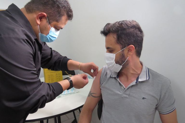 Por que algumas pessoas pegam Covid-19 no intervalo entre a 1ª e a 2ª dose da vacina?