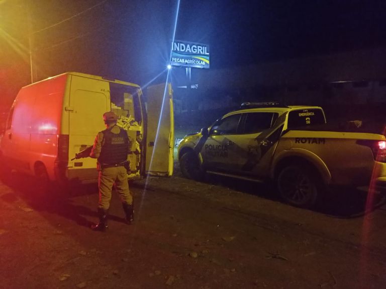 Após perseguição em rodovia, Rotam apreende van com em torno de 60 mil maços de cigarros
