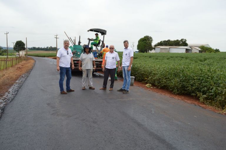 Prefeito Ari e vice Luciano acompanham obras de recapeamento asfáltico na Linha Divisa.