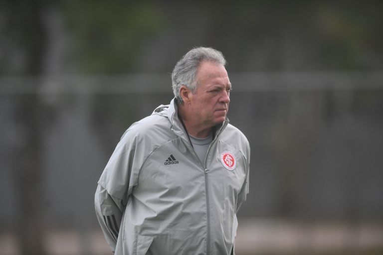 Em busca de ampliar vantagem na liderança, Abel Braga iguala técnico com mais jogos pelo Inter
