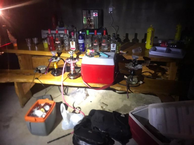 Polícia Militar interdita festa clandestina com 100 pessoas em chácara