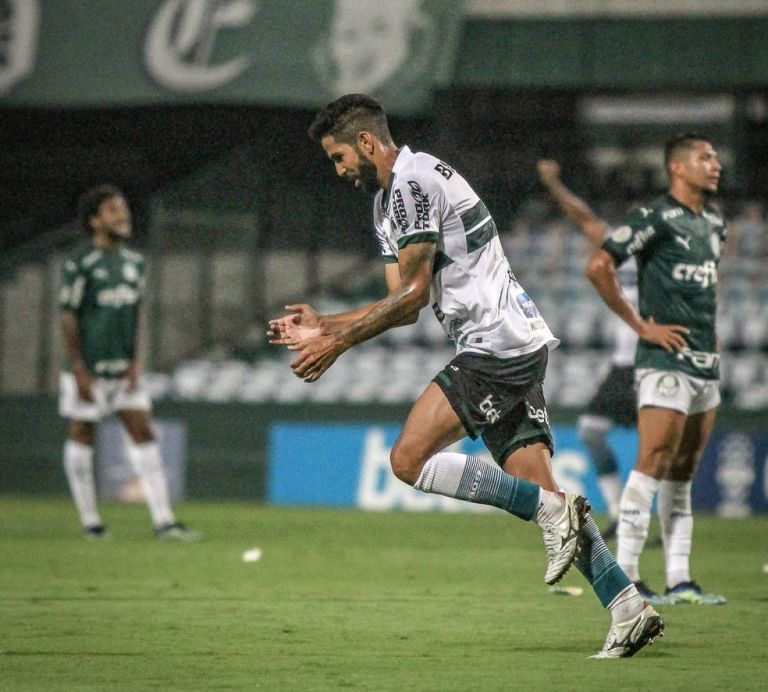 Jonathan faz gol da vitória pelo Coritiba e despista sobre o futuro