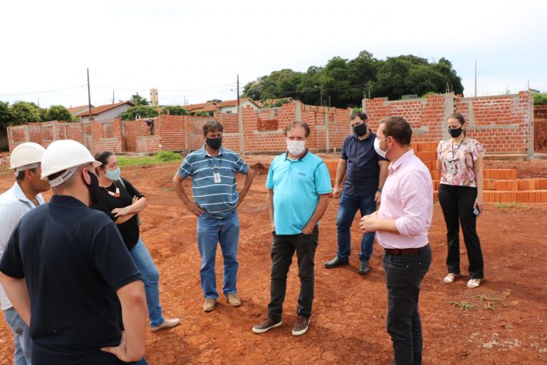 Prefeito e vice-prefeita de Maripá acompanham equipe da Cohapar em visita à obra de casas populares