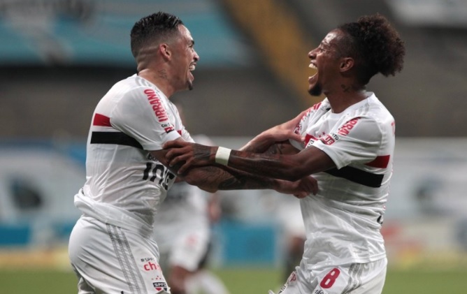 São Paulo busca virada e vence o Grêmio em Porto Alegre
