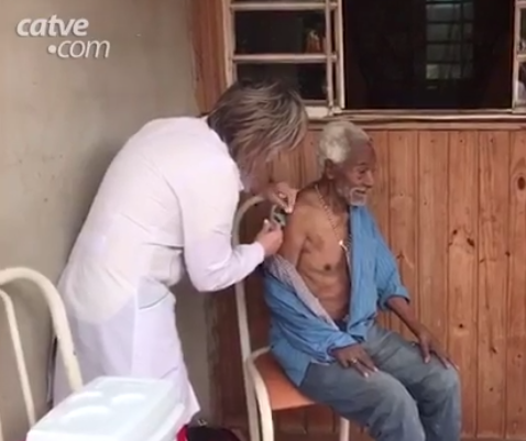 Idoso considerado o mais velho do Brasil é vacinado contra Covid no Paraná