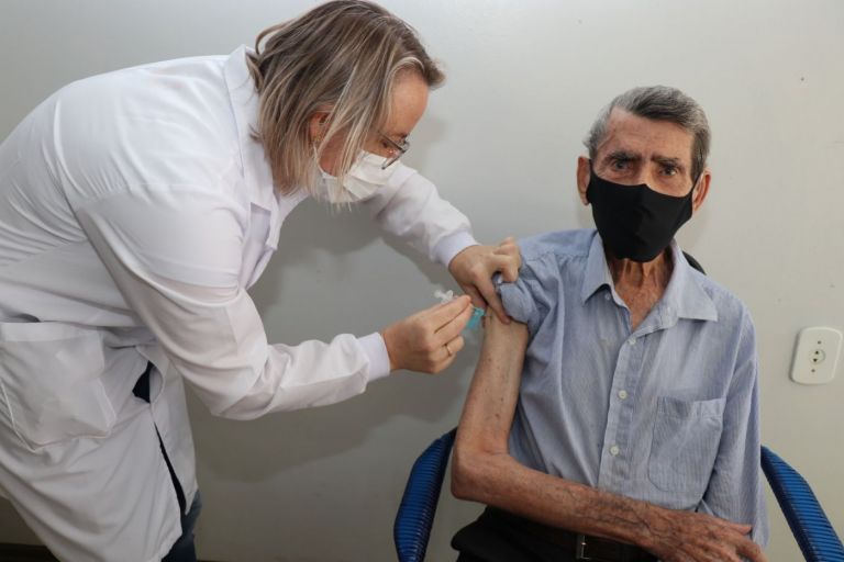 Pato Bragado começa a vacinar idosos da faixa etária de 90 anos