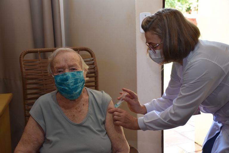 Quatro Pontes inicia vacinação contra Covid-19 em pessoas acima de 90 anos