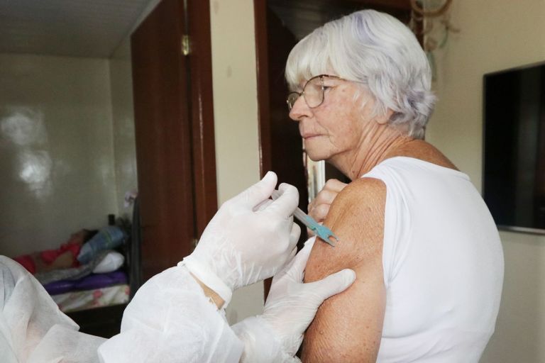 Vacinação: pacientes acamados começam a ser imunizados em Toledo