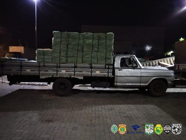 Polícia Federal e BPFron apreendem caminhões carregados com cigarros contrabandeados em Guaíra