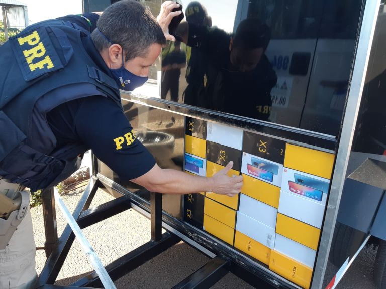 PRF encontra celulares importados em fundo falso de reboque
